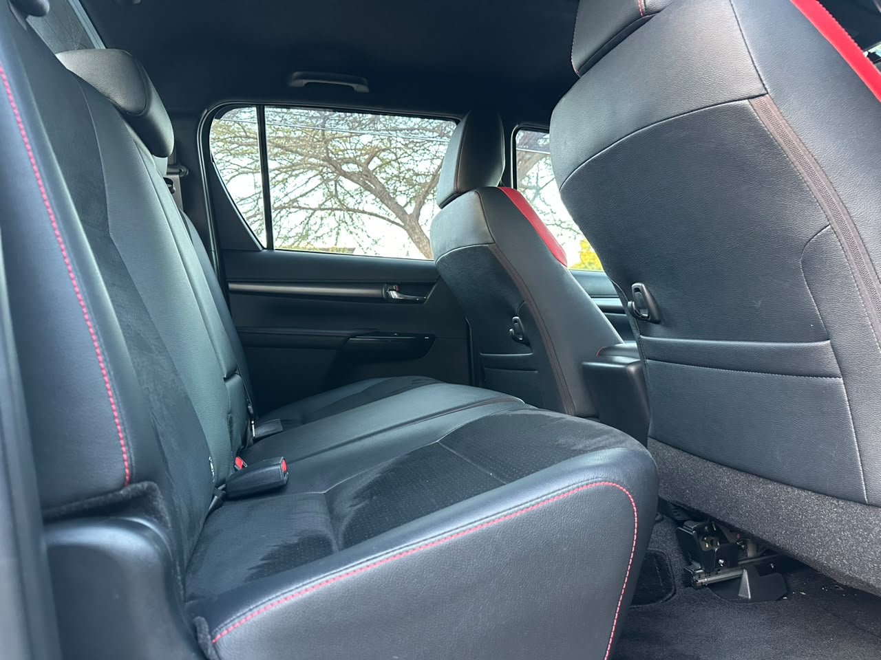 TOYOTA HILUX DOUBLE CABIN GR SPORT EDITION thumbnail 5
